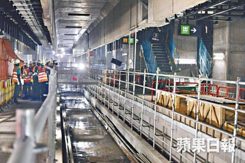 ■港鐵曾於2015年讓立會議員參觀西九龍總站B4層月台。 ■港鐵曾於2015年讓立會議員參觀西九龍總站B4層月台。