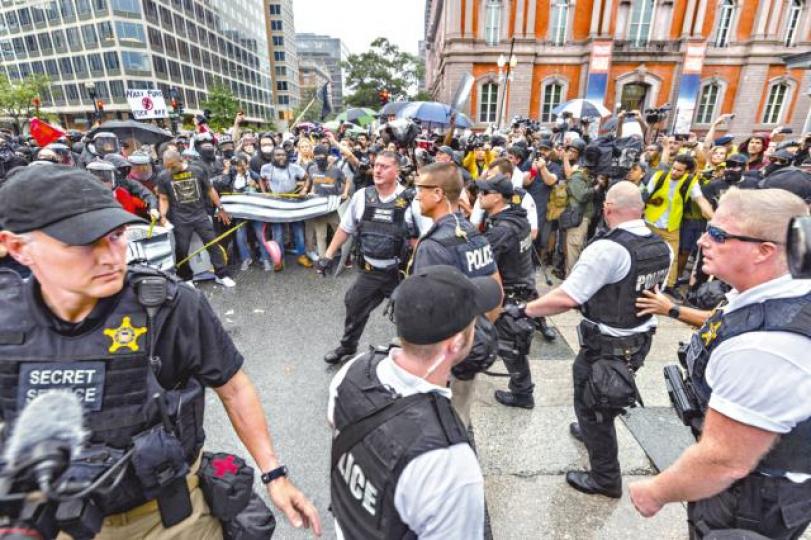 ■前日華盛頓有右翼白人示威,在警方和特工護送下企圖突破反歧視者重圍。 ■前日華盛頓有右翼白人示威,在警方和特工護送下企圖突破反歧視者重圍。