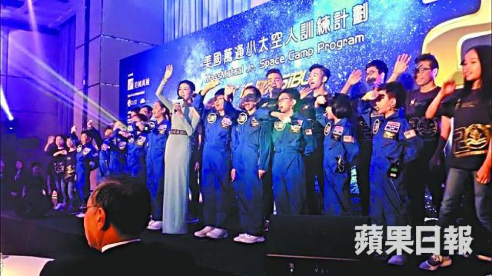 ■麥明詩同一班小太空人喺台上清談。陳家恩攝 ■麥明詩同一班小太空人喺台上清談。陳家恩攝