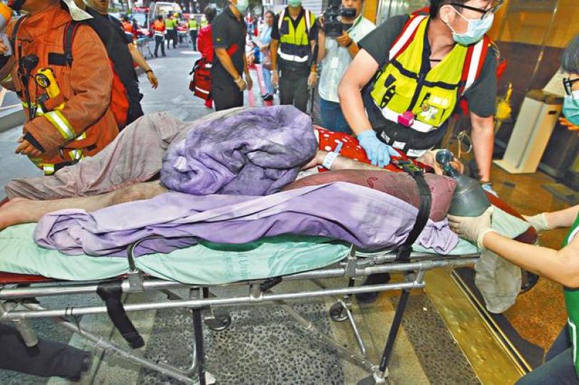 ■傷者由救護員送往其他醫院搶救。台灣《蘋果日報》■台北醫院起火樓層火光熊熊,消防員架起雲梯射水。台灣《蘋果日報》■火災現場嚴重焚毀,外牆亦被熏黑。中新社■台北醫院門口擠滿大批病人。台灣《蘋果日報》 ■傷者由救護員送往其他醫院搶救。台灣《蘋果日報》■台北醫院起火樓層火光熊熊,消防員架起雲梯射水。台灣《蘋果日報》■火災現場嚴重焚毀,外牆亦被熏黑。中新社■台北醫院門口擠滿大批病人。台灣《蘋果日報》