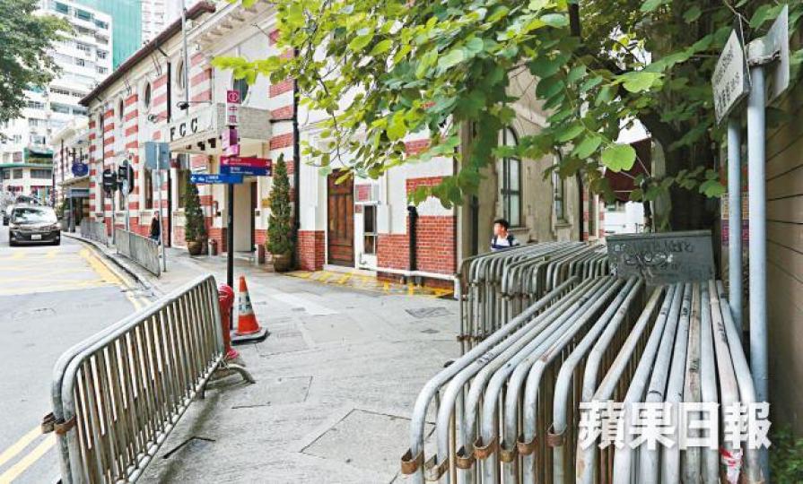 ■警方在FCC門外擺放大量鐵馬,為今日佈防作準備。何頴賢攝 ■警方在FCC門外擺放大量鐵馬,為今日佈防作準備。何頴賢攝