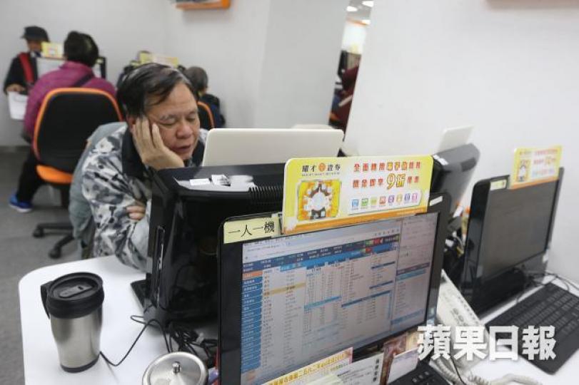 ■教育股沽壓短期或未完,股民宜小心。 ■教育股沽壓短期或未完,股民宜小心。