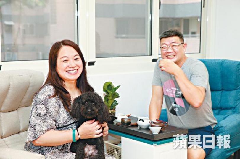 ■魏嘉妮(左)與先生平時最愛窩在泡茶桌放鬆休息,兩人跟兒女一起用淘寶佈置了溫馨的家。■餐桌椅也是淘寶淘的,還有廚房簾子、房間門簾,也是淘回來的。 ■魏嘉妮(左)與先生平時最愛窩在泡茶桌放鬆休息,兩人跟兒女一起用淘寶佈置了溫馨的家。■餐桌椅也是淘寶淘的,還有廚房簾子、房間門簾,也是淘回來的。