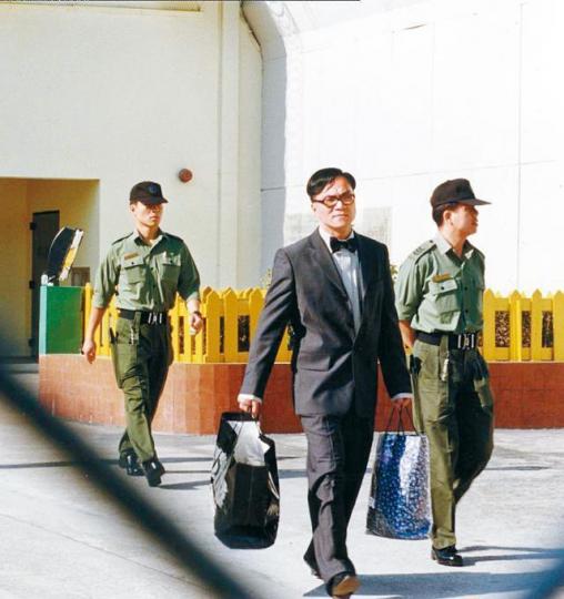 ■黃桂芬1999年出獄後，放棄以往與港府對抗的策略，與高官名人交好。■黃桂芬被指與1996年小欖監獄更亭被泥頭車撞毀事件有關。■涉事泥頭車上發現一塊寫有侮辱懲教署字句的紙牌。■黃桂南1995年涉嫌恐嚇高官被拘控，由警方押解上法院。