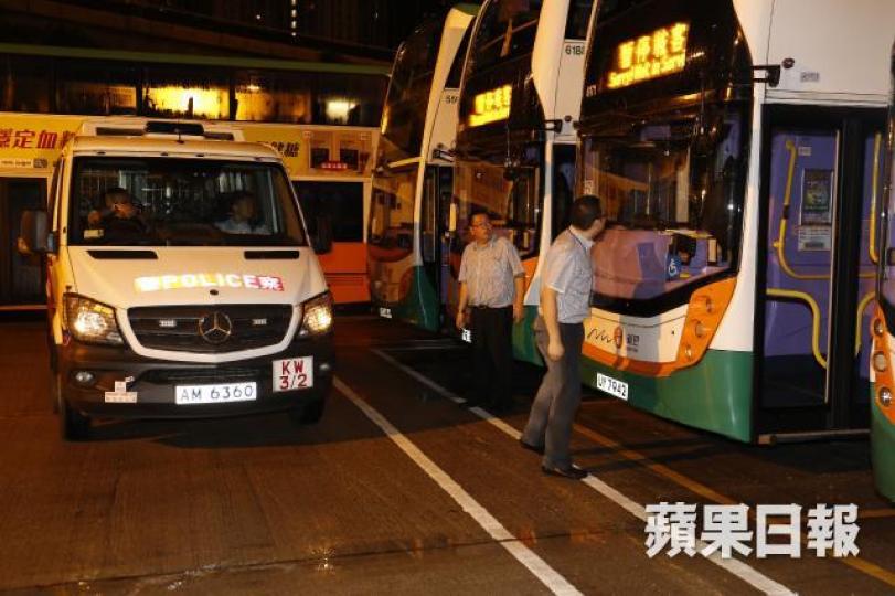■警員到新巴車廠調查。 ■警員到新巴車廠調查。
