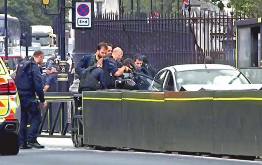 ■恐襲發生後,警方隨即拘捕在車內的司機。美聯社■肇事車輛在撞向國會大樓外的圍欄後停下。■警員從車內拉走疑犯(箭嘴示),並鎖上手銬。■事件發生後,國會大樓外圍一帶遭警方封鎖調查。路透社■肇事車輛停下前,曾撞向路上的騎單車人士。 ■恐襲發生後,警方隨即拘捕在車內的司機。美聯社■肇事車輛在撞向國會大樓外的圍欄後停下。■警員從車內拉走疑犯(箭嘴示),並鎖上手銬。■事件發生後,國會大樓外圍一帶遭警方封鎖調查。路透社■肇事車輛停下前,曾撞向路上的騎單車人士。