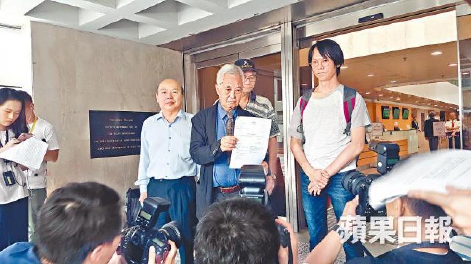 ■申請禁制令的郭卓堅(中)形容敗訴是「全香港人輸」,不勝感觸。伍嘉豪攝 ■申請禁制令的郭卓堅(中)形容敗訴是「全香港人輸」,不勝感觸。伍嘉豪攝