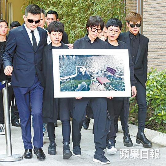 ■Ellen的火化儀式過後,(左起)黃耀明、何韻詩助手Doolly、捧着遺照的余靜萍、林二汶及何韻詩等步出禮堂向在場記者致意。■何韻詩(前左)及黃耀明(前右)為Ellen扶靈,陪她走最後一段路。■Ellen的棺木為純白色,上面再放上鮮花及一支白色的結他。■熱愛音樂的Ellen15歲入行,可惜她上周日離世,彈結他的身影亦變成追憶。■Ellen父母(右一、二)送別愛女。■林嘉欣(右)全程照顧小余父母。■何韻詩父母昨早到殯儀館送別Ellen。■劉天蘭昨日一早到靈堂。■岑寧兒與Ellen相識多年,曾多次 ■Ellen的火化儀式過後,(左起)黃耀明、何韻詩助手Doolly、捧着遺照的余靜萍、林二汶及何韻詩等步出禮堂向在場記者致意。■何韻詩(前左)及黃耀明(前右)為Ellen扶靈,陪她走最後一段路。■Ellen的棺木為純白色,上面再放上鮮花及一支白色的結他。■熱愛音樂的Ellen15歲入行,可惜她上周日離世,彈結他的身影亦變成追憶。■Ellen父母(右一、二)送別愛女。■林嘉欣(右)全程照顧小余父母。■何韻詩父母昨早到殯儀館送別Ellen。■劉天蘭昨日一早到靈堂。■岑寧兒與Ellen相識多年,曾多次