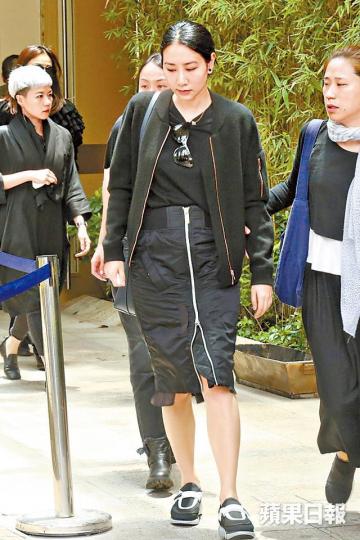 ■Kary產後首現身,就是送別摯友Ellen。■Kary在Ig貼出與Ellen多年前的照片,悼念好友。 ■Kary產後首現身,就是送別摯友Ellen。■Kary在Ig貼出與Ellen多年前的照片,悼念好友。