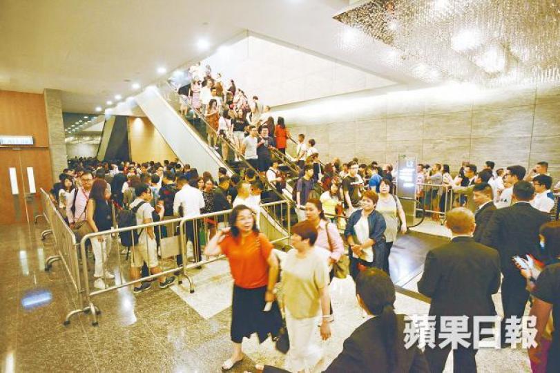 ■PARK YOHO Milano首批開售時萬人空巷搶貨,現時卻連環錄得5宗撻定。 ■PARK YOHO Milano首批開售時萬人空巷搶貨,現時卻連環錄得5宗撻定。