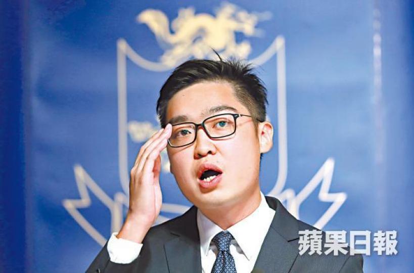 陳浩天■旺角鳩嗚團成員昨在FCC外示威,支持言論及新聞自由。陳善南攝■建制團體在FCC門前佈陣抗議,惟陳浩天終無經正門進入。馬泉崇攝■學生獨立聯盟陳家駒試圖衝到FCC門口集會,最終被警方抬走。 陳浩天■旺角鳩嗚團成員昨在FCC外示威,支持言論及新聞自由。陳善南攝■建制團體在FCC門前佈陣抗議,惟陳浩天終無經正門進入。馬泉崇攝■學生獨立聯盟陳家駒試圖衝到FCC門口集會,最終被警方抬走。