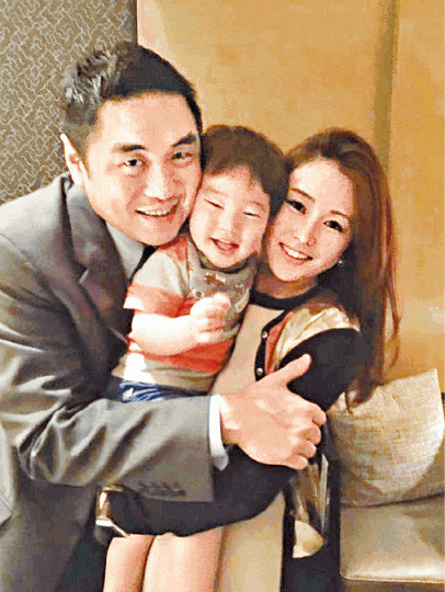 ■麻衣傳離婚前常fb發佈與丈夫王泉仁和愛兒照片。 ■麻衣傳離婚前常fb發佈與丈夫王泉仁和愛兒照片。