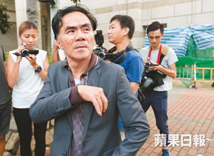 ■被控串謀詐騙的黃桂芬昨保釋後離開法院。黎樹雄攝■被告黃偉傑因證件問題未能保釋,繼續還柙。 ■被控串謀詐騙的黃桂芬昨保釋後離開法院。黎樹雄攝■被告黃偉傑因證件問題未能保釋,繼續還柙。