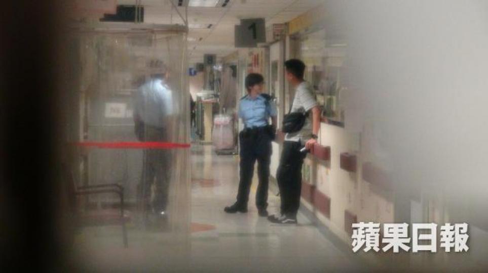 ■警員在廣華醫院調查。 ■警員在廣華醫院調查。