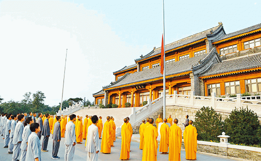■由釋學誠當任方丈的北京龍泉寺,要求僧人舉行升國旗儀式。 ■由釋學誠當任方丈的北京龍泉寺,要求僧人舉行升國旗儀式。