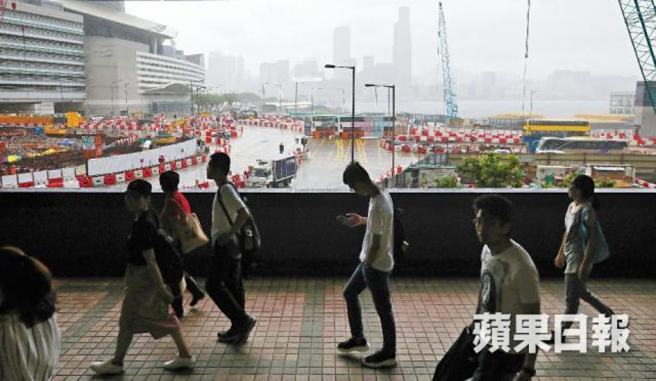 ■會展站有50個公共設施的沉降監測點錄超標,包括道路、煤氣喉管、水管等。■港鐵副總經理陳霖生昨在區會上刻意避提「沉降」,亦未對沙中綫事件有具體回應。何穎賢攝 ■會展站有50個公共設施的沉降監測點錄超標,包括道路、煤氣喉管、水管等。■港鐵副總經理陳霖生昨在區會上刻意避提「沉降」,亦未對沙中綫事件有具體回應。何穎賢攝