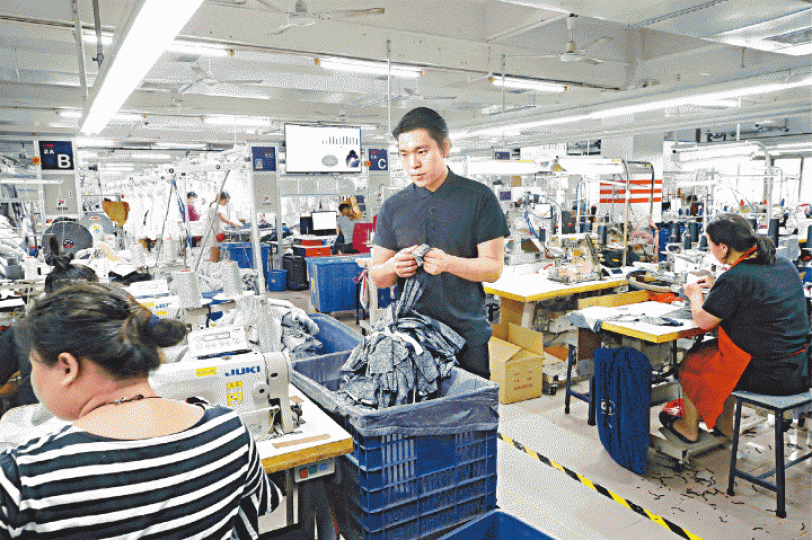 ■鄺子峰的廠房在中山，他經常都回廠親自監督製衣過程，每個工序都十分了解。■鄺子峰與太太徐綺雯2011年結婚，兒子已經兩歲。■為了拍攝宣傳短片，奧雲減肥30磅，以最fit狀態示人。■能夠與奧雲合作，與偶像零距離接觸，鄺子峰形容是夢想成真。■上星期，鄺子峰的Anifa在越南舉行活動，奧雲專程飛到當地，分享設計過程。