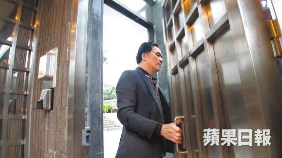 【最後身影】■黃桂芬前日保釋後返回大宅前顯得心事重重,詎料4小時後在油麻地停車場墮斃。溫瑞麟攝■黃桂芬遺體由工作人員移往殮房等候檢驗。 【最後身影】■黃桂芬前日保釋後返回大宅前顯得心事重重,詎料4小時後在油麻地停車場墮斃。溫瑞麟攝■黃桂芬遺體由工作人員移往殮房等候檢驗。