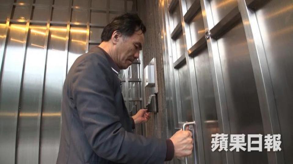 ■黃桂芬前日返回大宅前神情嚴肅。 ■黃桂芬前日返回大宅前神情嚴肅。