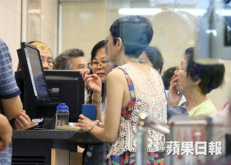 ■投資者要記得，見底並不代表之後一定會轉為升市/牛市，要抱住摸着石頭的心態操作。　資料圖片