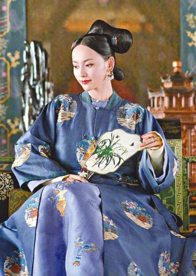 ■有傳《延禧攻略》刪宮鬥戲份,令飾演容妃的張嘉倪戲份大減。劇照■佘詩曼(右)在《延禧攻略》飾演嫻妃,罕有地飾演奸角。■飾演富察皇后的秦嵐,愛在微博分享靚相,完全不似37歲。微博圖片■模特兒出身的許凱,日前被內地網民於商場野生捕獲。微博圖片 ■有傳《延禧攻略》刪宮鬥戲份,令飾演容妃的張嘉倪戲份大減。劇照■佘詩曼(右)在《延禧攻略》飾演嫻妃,罕有地飾演奸角。■飾演富察皇后的秦嵐,愛在微博分享靚相,完全不似37歲。微博圖片■模特兒出身的許凱,日前被內地網民於商場野生捕獲。微博圖片