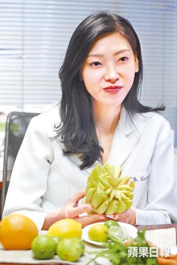 ■林嘉雯醫生稱易曬黑的人屬青檸手高危族。易仰民攝 ■林嘉雯醫生稱易曬黑的人屬青檸手高危族。易仰民攝