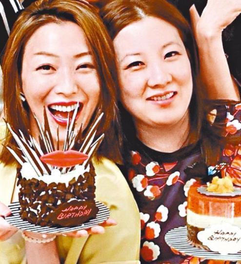 ■鄭秀文(左)留言感激朋友每年都安排她和伏明霞一齊慶祝生日。互聯網圖片■鄭秀文早前為新碟拍攝封套,晒白滑玉背。 ■鄭秀文(左)留言感激朋友每年都安排她和伏明霞一齊慶祝生日。互聯網圖片■鄭秀文早前為新碟拍攝封套,晒白滑玉背。