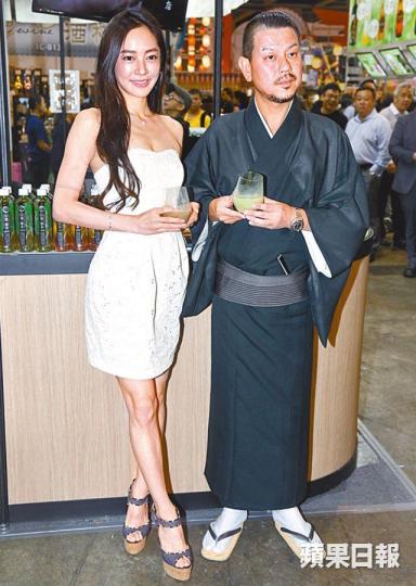 ■松岡昨日表示剛推出的寫真被經理人王友良抽起不少性感相。 ■劉佩玥(左)和張秀文昨透露將再上節目表演「廚藝」。 ■松岡昨日表示剛推出的寫真被經理人王友良抽起不少性感相。 ■劉佩玥(左)和張秀文昨透露將再上節目表演「廚藝」。