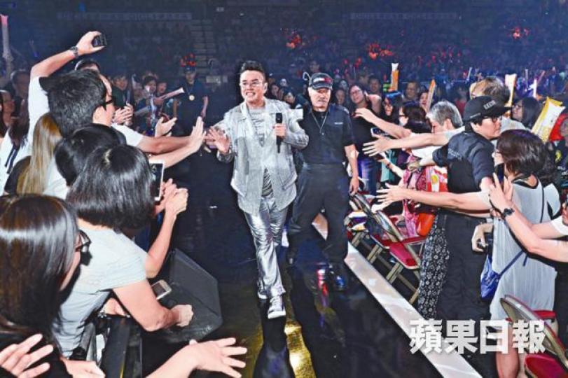 ■阿倫喺下星期四生日,前晚唔少歌迷向佢祝賀。■阿倫(左)同阿Sam開演唱會後關係如家人,阿倫話會帶曉風拜會對方。曉風。資料圖片 ■阿倫喺下星期四生日,前晚唔少歌迷向佢祝賀。■阿倫(左)同阿Sam開演唱會後關係如家人,阿倫話會帶曉風拜會對方。曉風。資料圖片