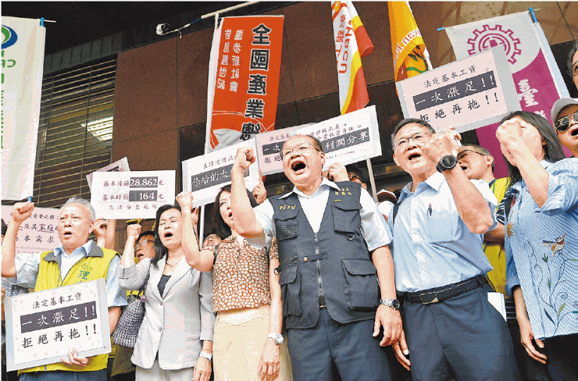 ■台灣勞方昨在勞動部門外提出調高基本月薪與時薪的訴求。 ■台灣勞方昨在勞動部門外提出調高基本月薪與時薪的訴求。
