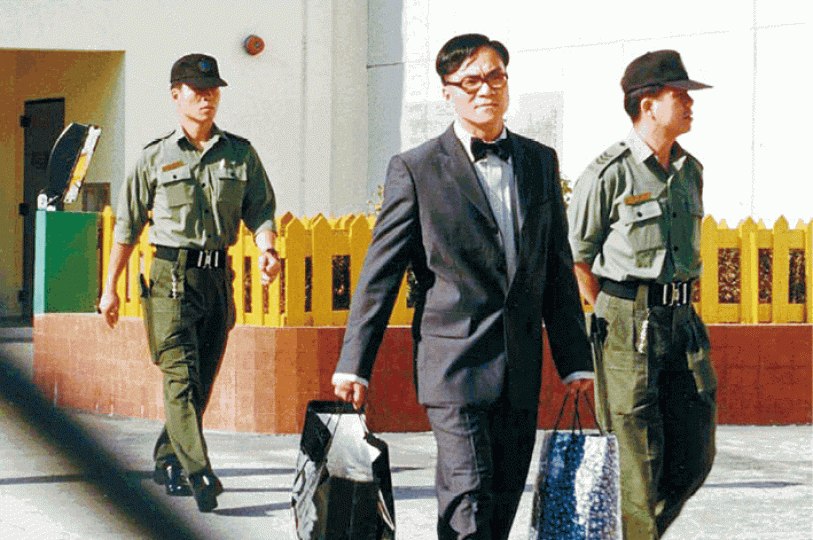 ■犯罪家族龍頭黃桂芬1999年出獄後開始向紅色勢力靠攏。■黃桂芬服刑期間被指策劃以泥頭車撞毀小欖監獄更亭。 ■犯罪家族龍頭黃桂芬1999年出獄後開始向紅色勢力靠攏。■黃桂芬服刑期間被指策劃以泥頭車撞毀小欖監獄更亭。
