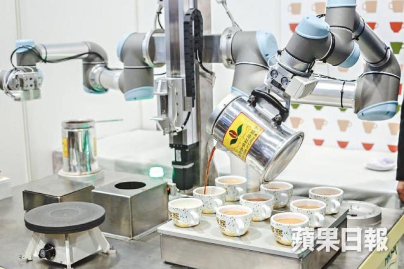 ■金仔可按客戶喜好沖出不同濃度和口味奶茶。 ■金仔可按客戶喜好沖出不同濃度和口味奶茶。