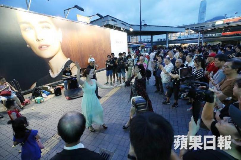 ■大媽們霸佔天星碼頭作擾民表演，令場地競爭無日無之，使用成本增加，結果出現了所謂的「租值消散」，令社會得益消失。　資料圖片