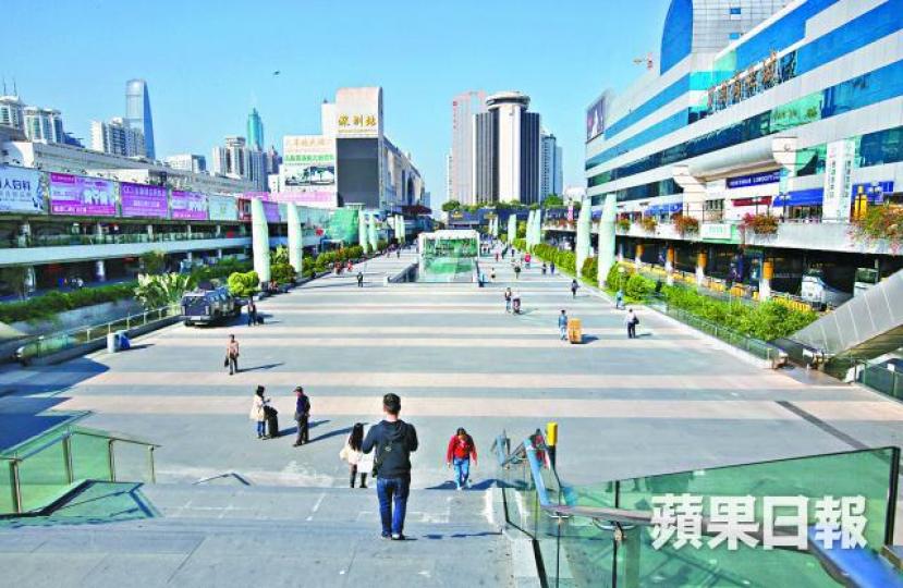 ■下月起港人可申請內地居住證;圖為羅湖口岸廣場。資料圖片 ■下月起港人可申請內地居住證;圖為羅湖口岸廣場。資料圖片