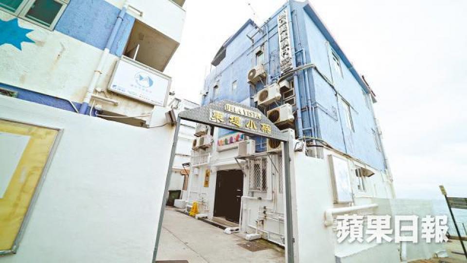 ■長洲東堤小築鄰近沙灘,距離碼頭不足10分鐘步程。■頂層連天台戶客廳四正,空間闊落。■浴室設企缸,用電熱水爐。■睡房有空間放置雙人床。■廚房可望海景。 ■長洲東堤小築鄰近沙灘,距離碼頭不足10分鐘步程。■頂層連天台戶客廳四正,空間闊落。■浴室設企缸,用電熱水爐。■睡房有空間放置雙人床。■廚房可望海景。