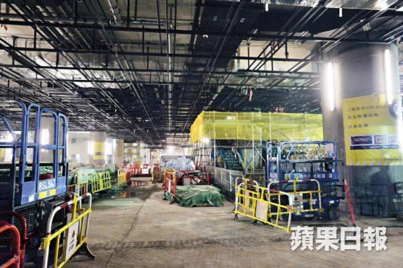 ■高鐵西九站離境層使用的鋼筋螺絲帽被揭不合格,部份螺絲帽仍留在石屎內,沒有補救。資料圖片■資深土木工程師倪學仁批評保留螺絲帽做法,指應鑿石屎補救。黃文邦攝 ■高鐵西九站離境層使用的鋼筋螺絲帽被揭不合格,部份螺絲帽仍留在石屎內,沒有補救。資料圖片■資深土木工程師倪學仁批評保留螺絲帽做法,指應鑿石屎補救。黃文邦攝