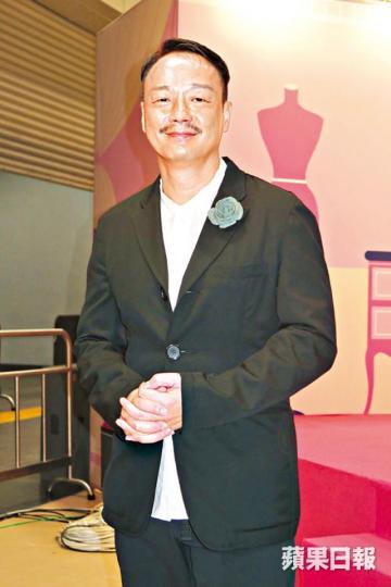 ■王喜昨日以二撇雞造型現身活動。 ■王喜昨日以二撇雞造型現身活動。