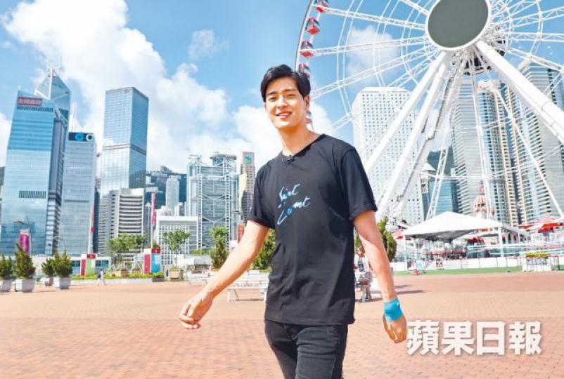 ■James未有因為左手傷患而放棄音樂夢。■James眾籌成功,推出首張個人EP《The Light》。■James要靠止痛藥減輕手腕痛楚,稍後更要接受融合手術。互聯網圖片■未有及時察覺朋友不妥,成為James的最大遺憾。■James因左手腕意外無法彈結他,無奈退出Royal Pirates。互聯網圖片 ■James未有因為左手傷患而放棄音樂夢。■James眾籌成功,推出首張個人EP《The Light》。■James要靠止痛藥減輕手腕痛楚,稍後更要接受融合手術。互聯網圖片■未有及時察覺朋友不妥,成為James的最大遺憾。■James因左手腕意外無法彈結他,無奈退出Royal Pirates。互聯網圖片