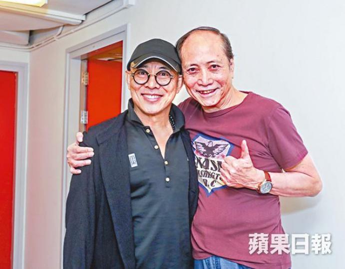 ■李連杰的外父利永錫(右)有份演出舞台劇《奪命証人》,與李連杰在後台親密合照。■周汶錡、王菀之、陳慧琳、鍾楚紅和梁詠琪齊齊撐場,嘉玲真有面子。■李連杰笑口噬噬,心情靚爆,加上健步如飛,未見駝背及老態龍鍾。 ■李連杰的外父利永錫(右)有份演出舞台劇《奪命証人》,與李連杰在後台親密合照。■周汶錡、王菀之、陳慧琳、鍾楚紅和梁詠琪齊齊撐場,嘉玲真有面子。■李連杰笑口噬噬,心情靚爆,加上健步如飛,未見駝背及老態龍鍾。