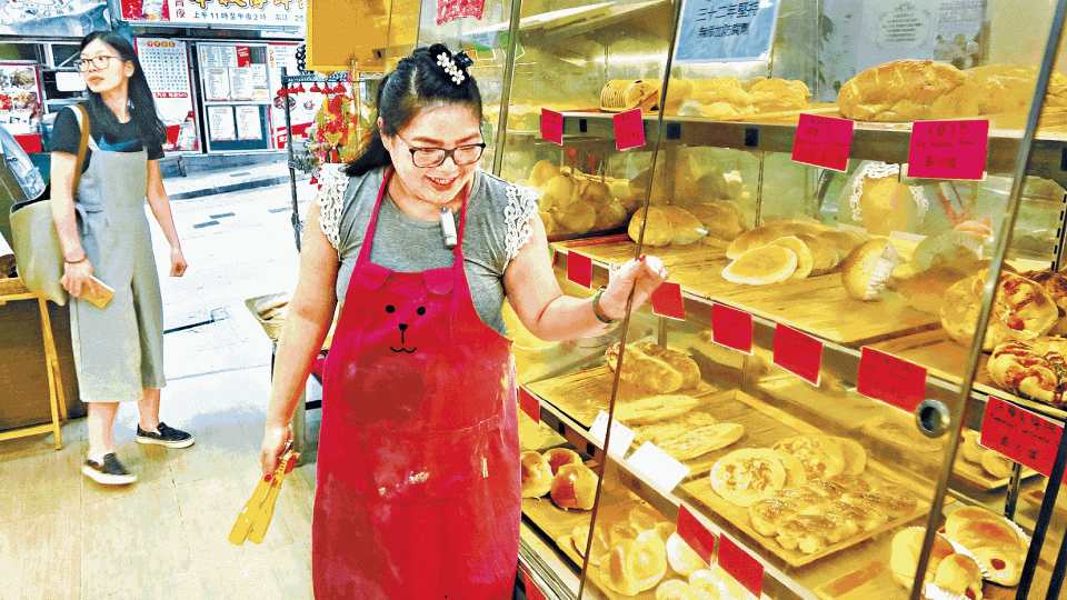 ■接手老餅店後,孫芷玲日日跟母親吵架。■華爾登餅店原位於皇后大道西,後因瘋狂加租而搬遷。■顧客預訂的散水餅,後期加工皆由Naomi操刀。■孫芷玲六年前接手,與母親拍住上經營華爾登。謝榮耀攝■創意無限的Naomi,今年推出粗口月餅。■粗口月餅大受年輕顧客歡迎。 ■接手老餅店後,孫芷玲日日跟母親吵架。■華爾登餅店原位於皇后大道西,後因瘋狂加租而搬遷。■顧客預訂的散水餅,後期加工皆由Naomi操刀。■孫芷玲六年前接手,與母親拍住上經營華爾登。謝榮耀攝■創意無限的Naomi,今年推出粗口月餅。■粗口月餅大受年輕顧客歡迎。