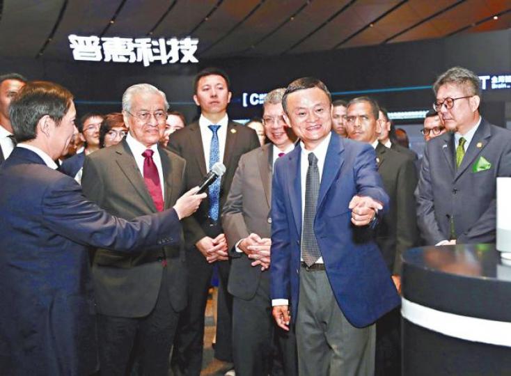 ■大馬首相馬哈蒂爾(前左二)在馬雲(前右二)陪同下,參觀阿里總部將近兩個小時。路透社■馬哈蒂爾參觀了阿里園區,一起投餵錦鯉。 ■大馬首相馬哈蒂爾(前左二)在馬雲(前右二)陪同下,參觀阿里總部將近兩個小時。路透社■馬哈蒂爾參觀了阿里園區,一起投餵錦鯉。