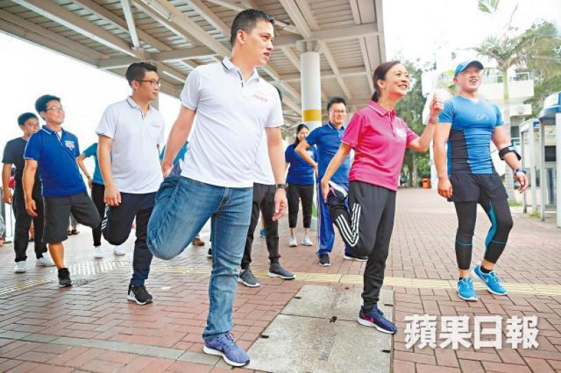 ■陳凱欣(右二)昨在紅磡以跑步活動爭取曝光。何家達攝 ■陳凱欣(右二)昨在紅磡以跑步活動爭取曝光。何家達攝