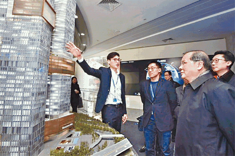 ■張建宗(右)負責督導改革40周年紀念港府的活動。 ■張建宗(右)負責督導改革40周年紀念港府的活動。