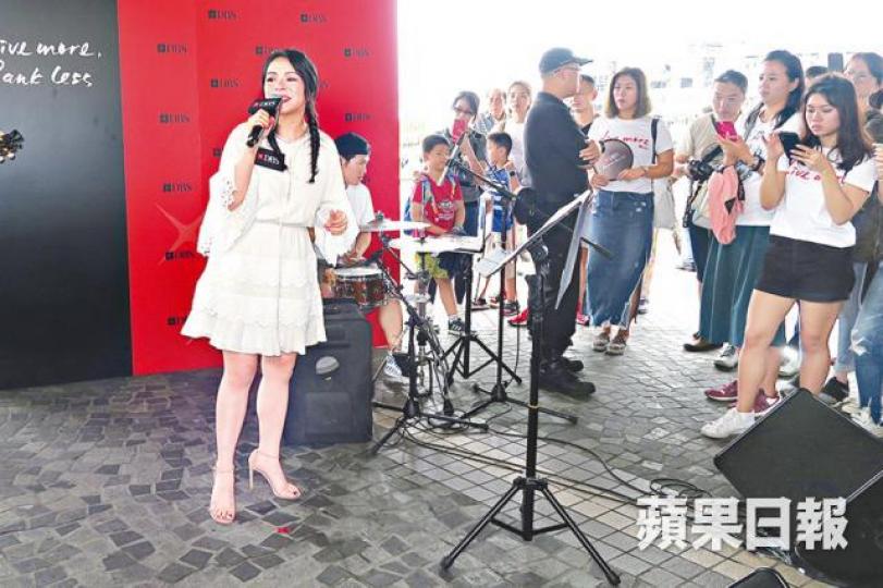 ■JW昨日表示去過不少地方busking,但未試過被驅趕。■沈震軒前日在銅鑼灣時代廣場busking被趕。互聯網圖片■JW昨早在尖沙嘴天星碼頭busking,獲多名保安護駕。 ■JW昨日表示去過不少地方busking,但未試過被驅趕。■沈震軒前日在銅鑼灣時代廣場busking被趕。互聯網圖片■JW昨早在尖沙嘴天星碼頭busking,獲多名保安護駕。