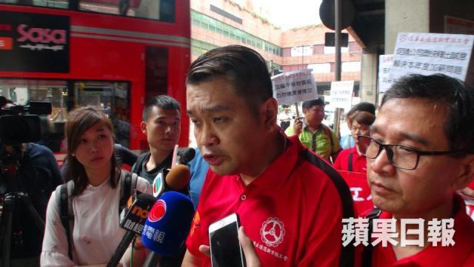 ■汽總工會九巴及龍運分會上周二不滿資方拒絕加薪5.5%，派員封閉沙田新城市廣場巴士總站出口。