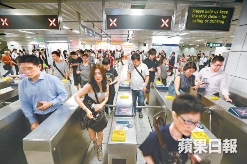 ■港人乘搭港鐵時已慣用八達通。
