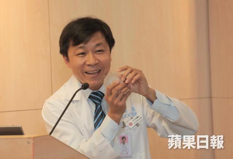 ■何百昌醫生憶述,傷者表明想駁回手掌的決心令他印象深刻。黃耀興攝 ■何百昌醫生憶述,傷者表明想駁回手掌的決心令他印象深刻。黃耀興攝