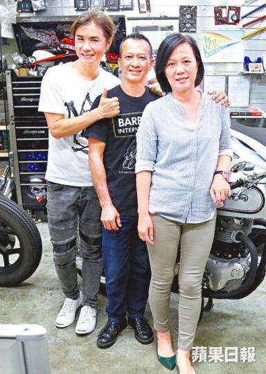 ■黃翊揀中心水電單後,交由車行老闆(中)幫手改裝。 ■黃翊揀中心水電單後,交由車行老闆(中)幫手改裝。