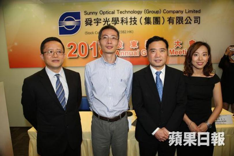 ■舜宇光學主席葉遼寧(右二)及行政總裁孫泱(左二)。 資料圖片 ■舜宇光學主席葉遼寧(右二)及行政總裁孫泱(左二)。 資料圖片