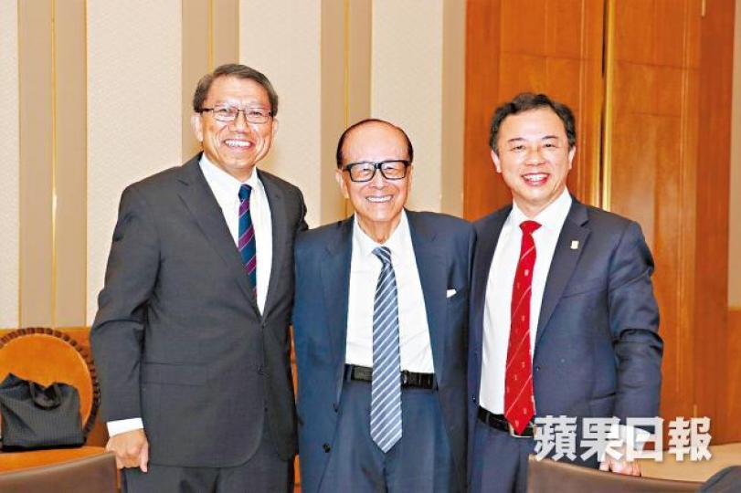 ■李嘉誠（中）與中大校長段崇智（左）及港大校長張翔合照。
